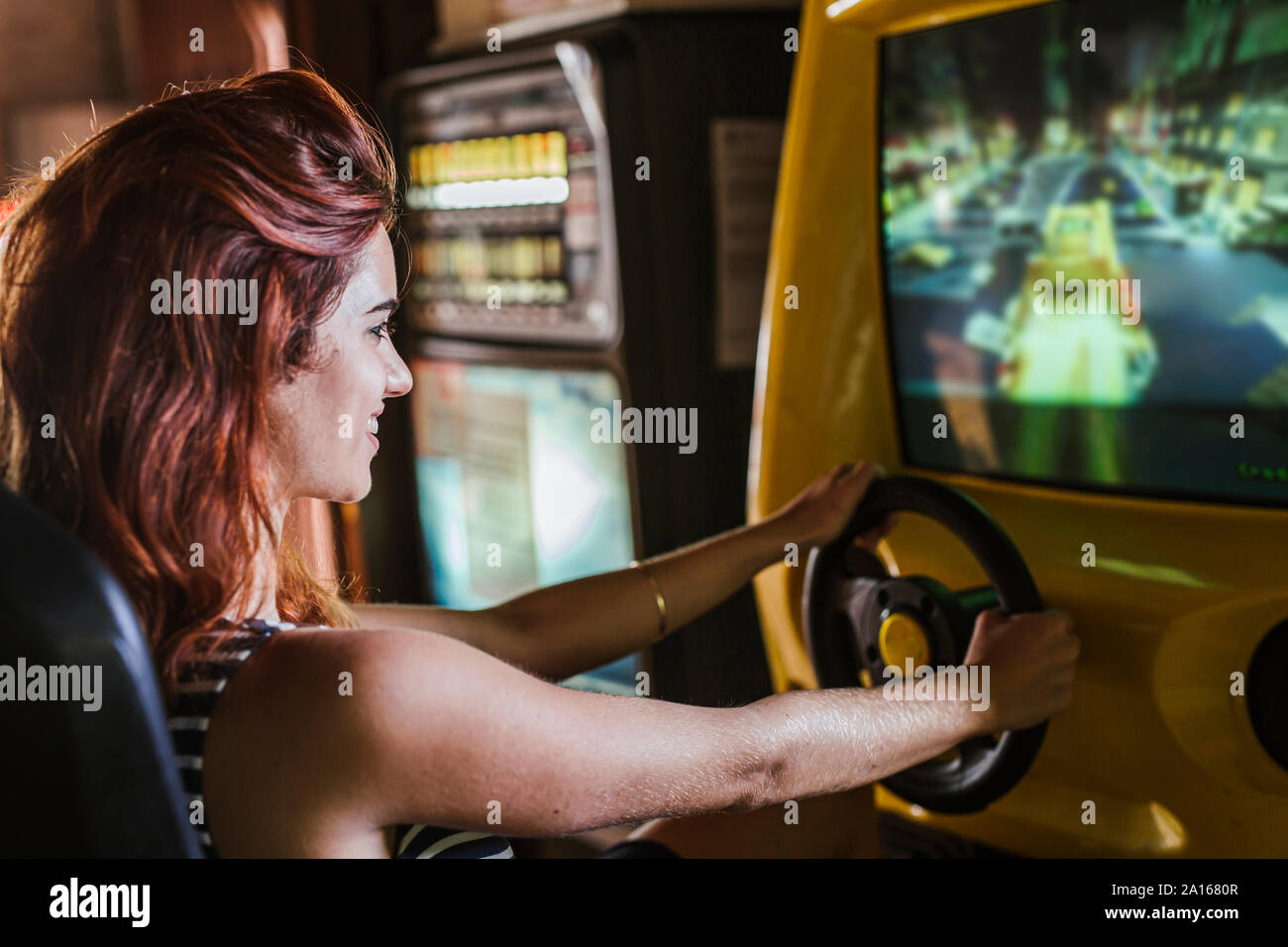 Junge Frau mit Fahrsimulator in einer Sports Bar Stockfoto
