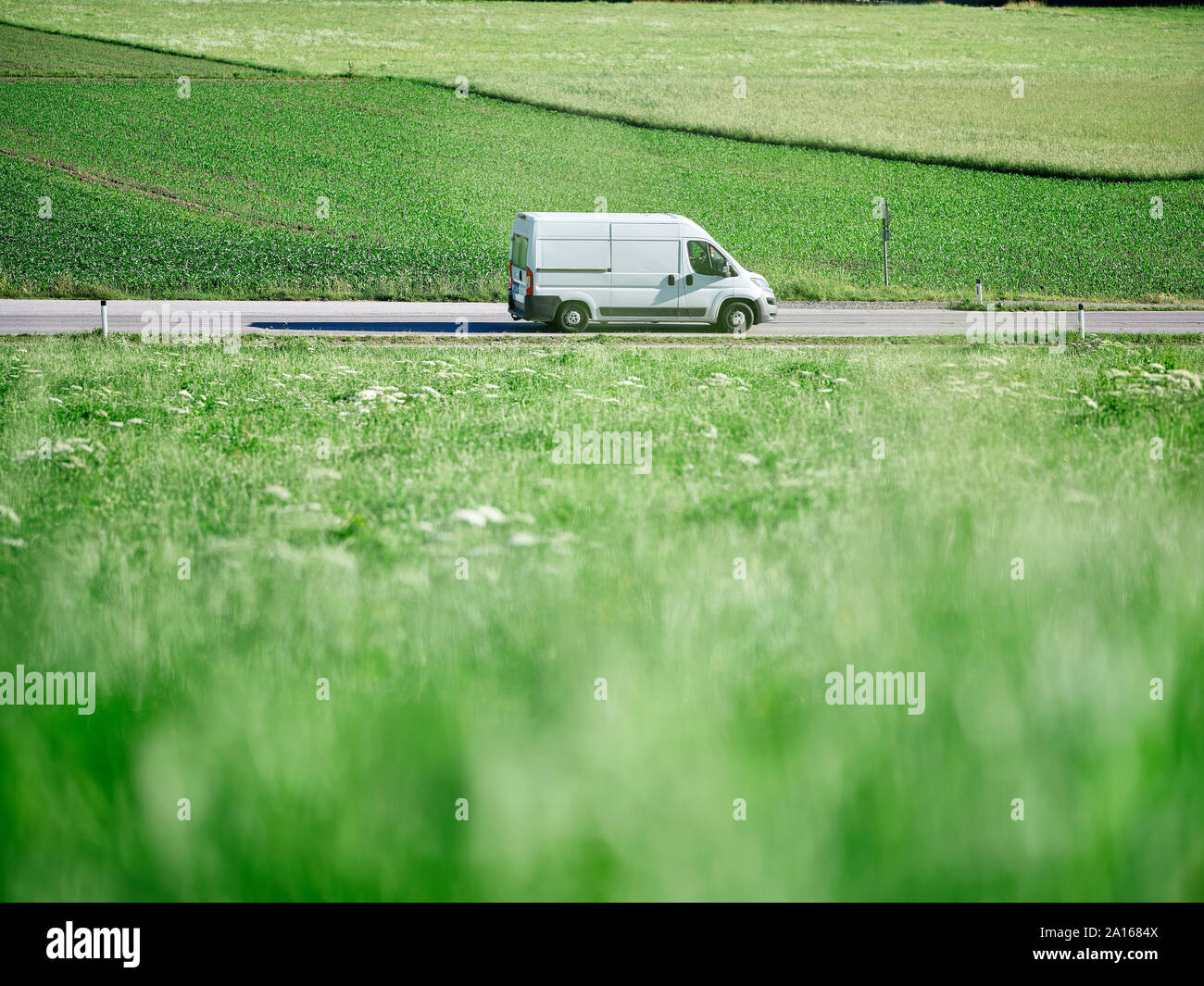 Lieferung Van bewegen auf der Autobahn entlang grüner Bereich Stockfoto