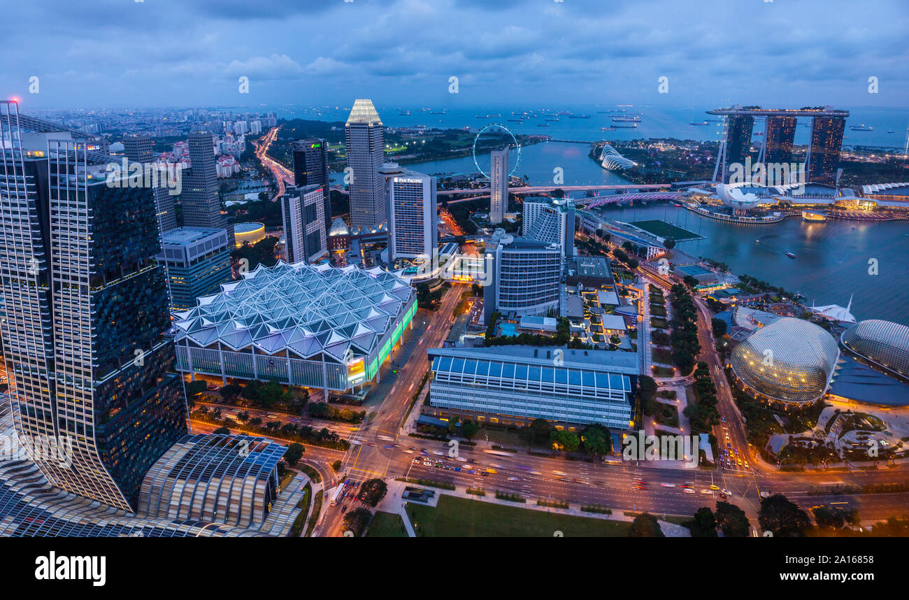 Skyline und Marina Bay an der Esplanade Waterfront Promenade, Singapur Stockfoto