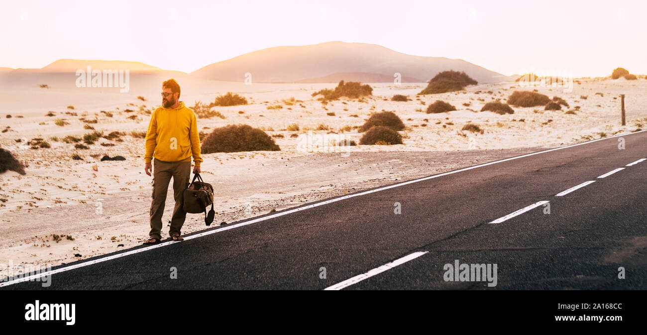 Mann mit gelben hoodie Pullover und braun Warenkorb Stockfoto