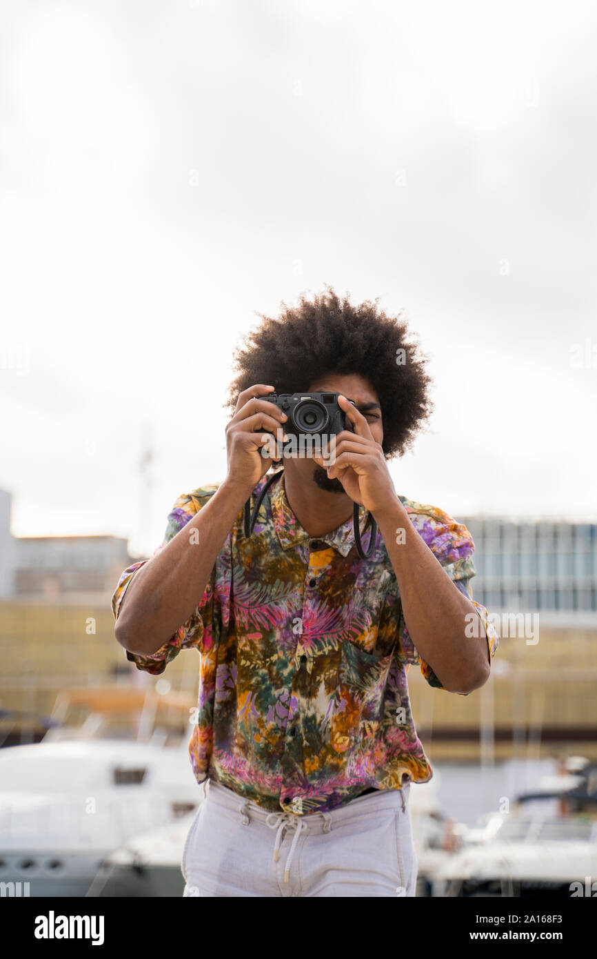 Menschen tragen bunte shirt Fotos mit einer Kamera Stockfoto