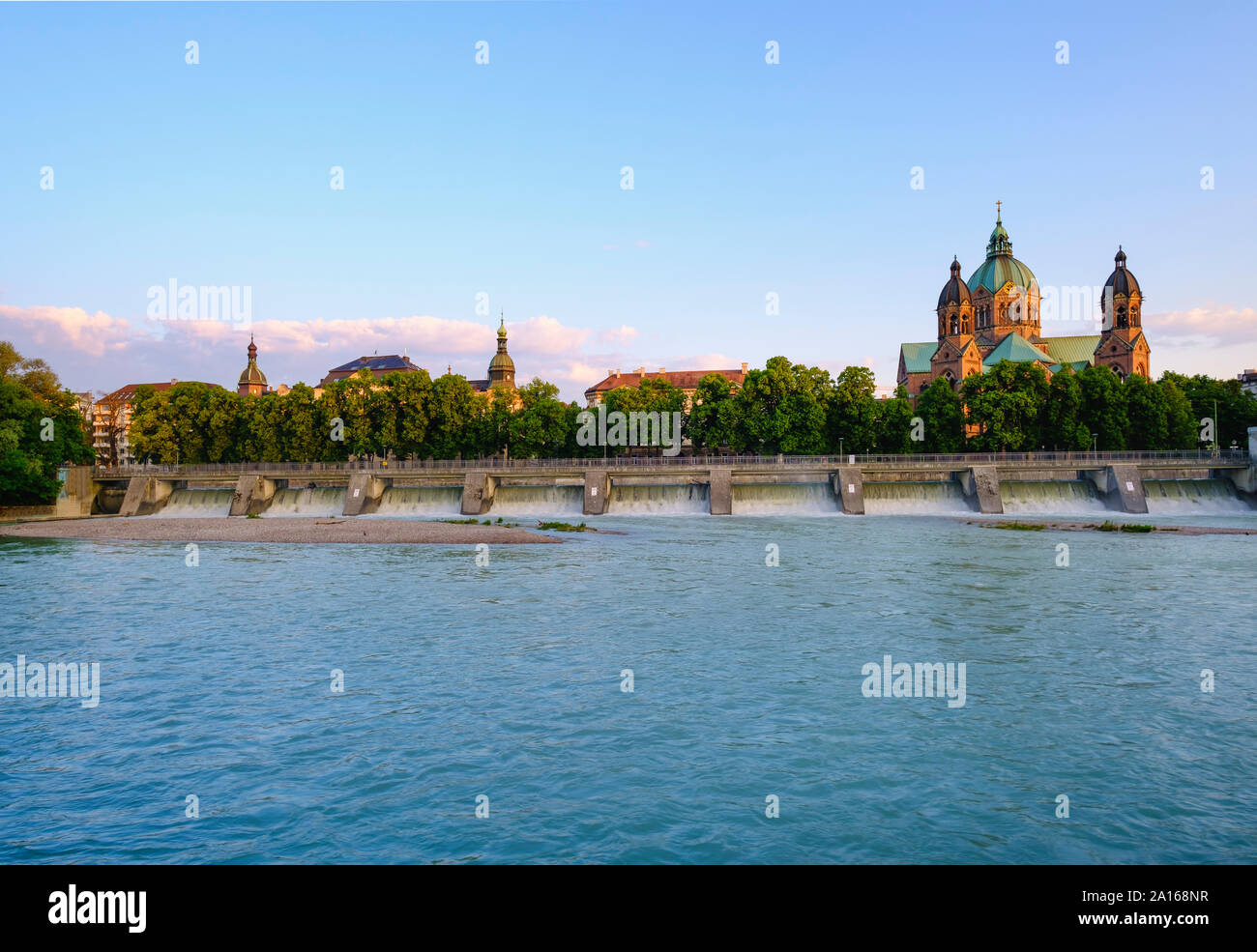 Deutschland, Oberbayern, München, Turm und Kuppel der St. Luke's Kirche in Isar gesehen Fluss Stockfoto