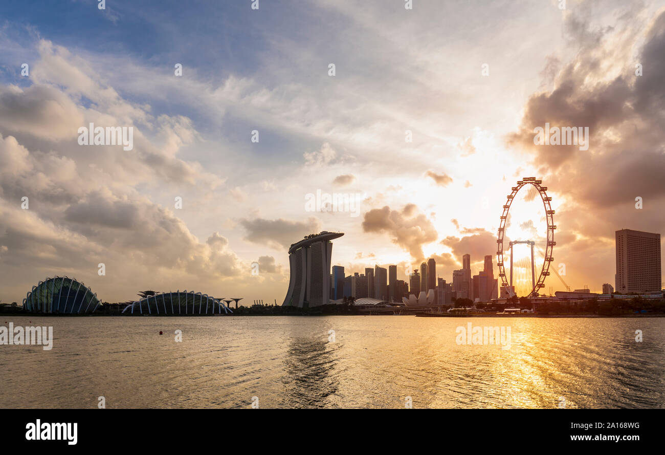 Gärten durch die Bucht und Skyline mit Singapore Flyer, Singapur Stockfoto