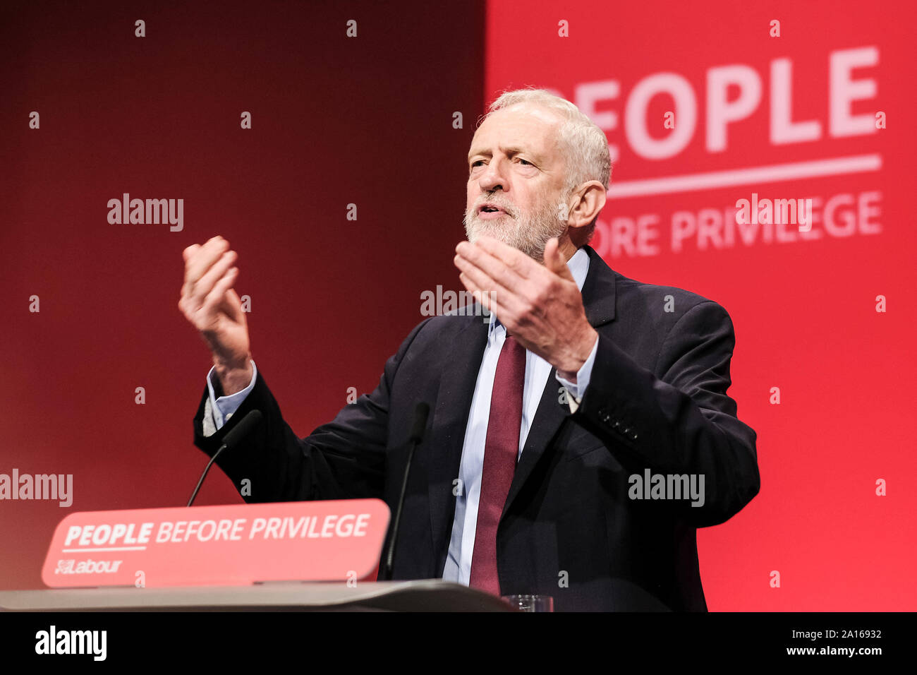 Das Brighton Centre, Brighton, UK. 24 Sep, 2019. Jeremy Corbyn MP, Führer der Labour Party Adressen der Labour Party Herbst Konferenz. Die Rt Hon Jeremy Corbyn MP verkündet das Ergebnis der BGH-Beschluss als Richter Regel Einlassung rechtswidrig. Bild von der Credit: Julie Edwards/Alamy leben Nachrichten Stockfoto