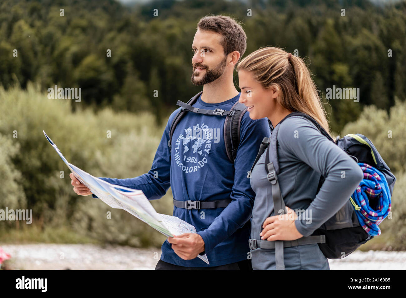 Junges Paar auf einer Wanderung lesen Karte, Vorderriss, Bayern, Deutschland Stockfoto