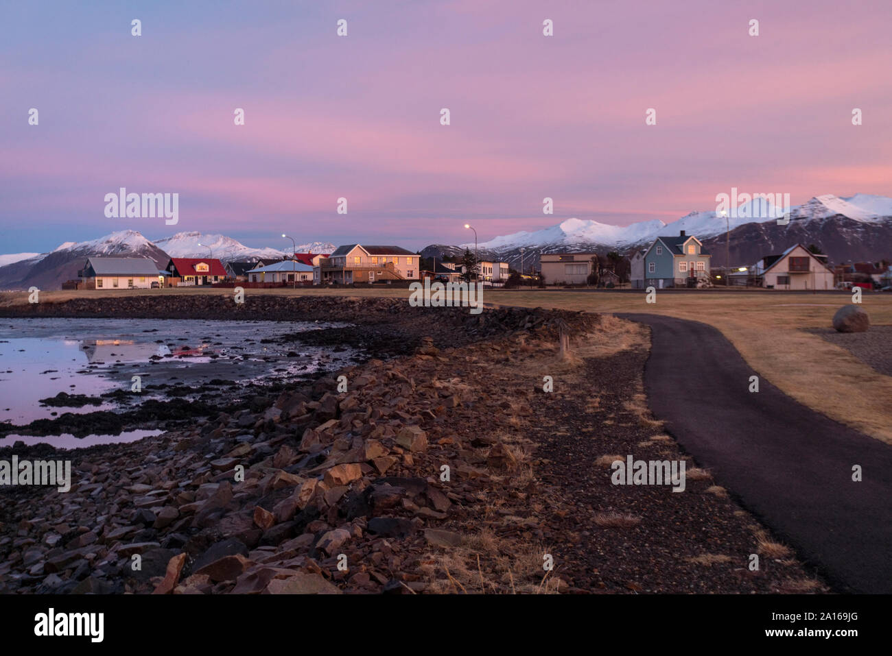 Island, South Island, Hofn bei Sonnenaufgang im Winter Stockfoto