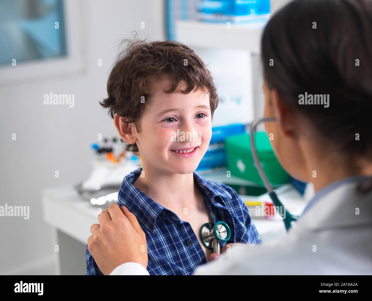 Ärztin examiming ein Junge in einer Klinik Stockfoto