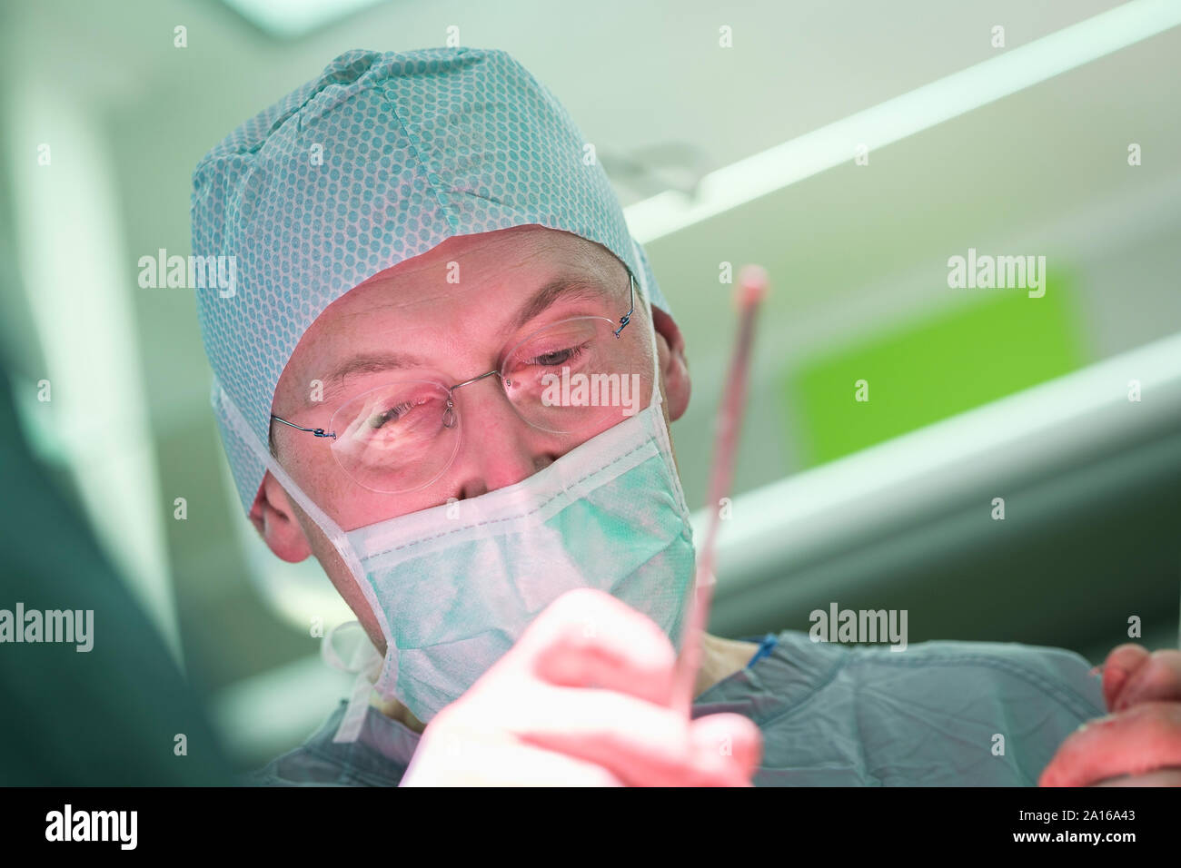 Chirurg während der Operation Stockfoto