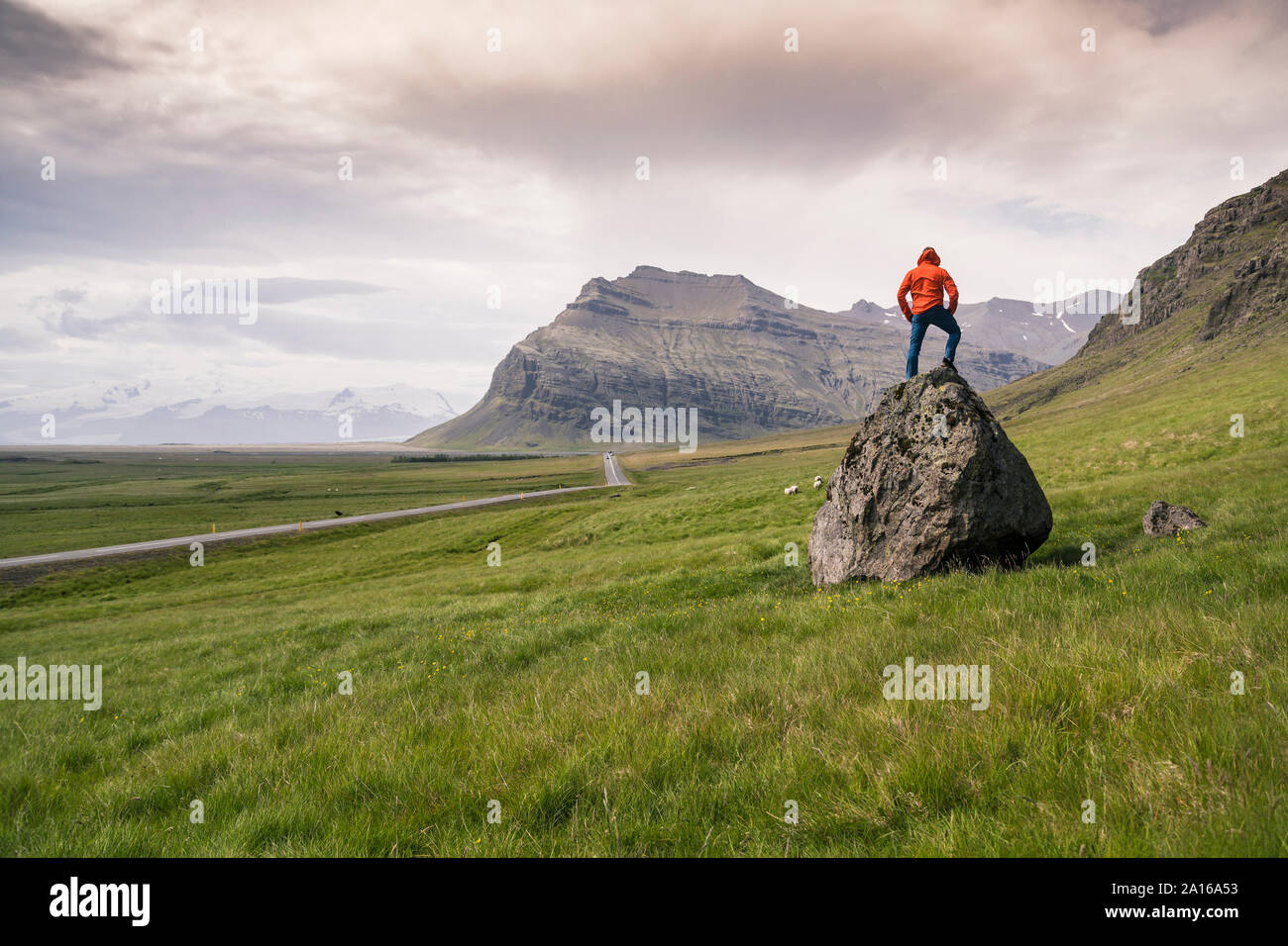 Man steht auf Felsen in der Erschliessung der Region Süd, Island Stockfoto