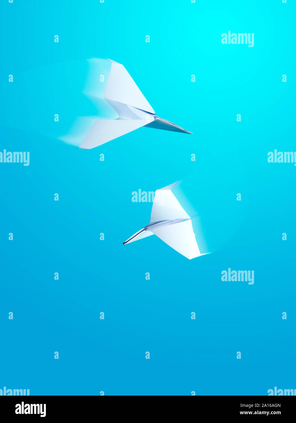 Papier Flugzeuge, wirbelnden und durch die Luft fliegen Stockfoto
