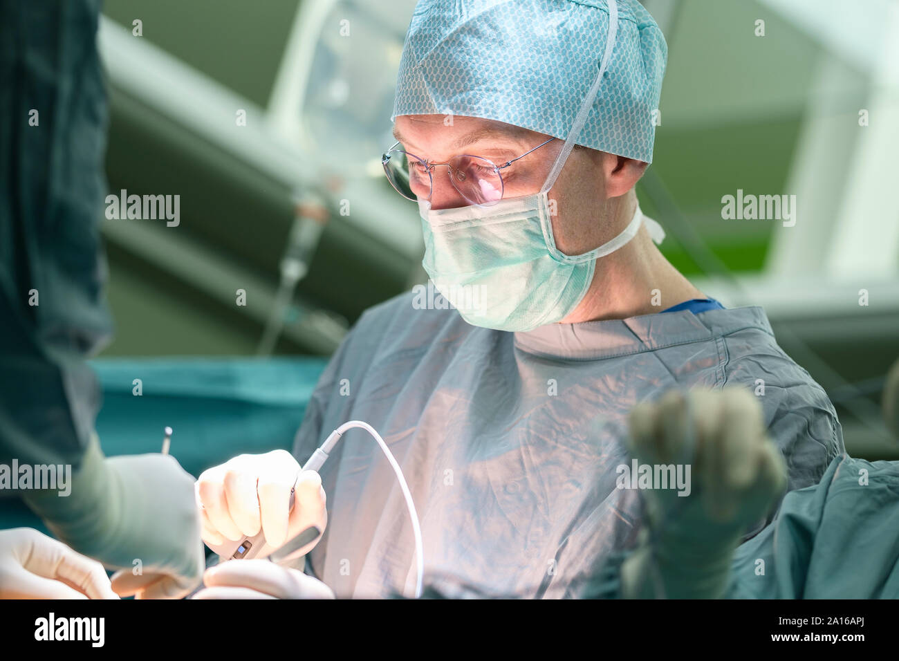 Chirurg während der Operation Stockfoto