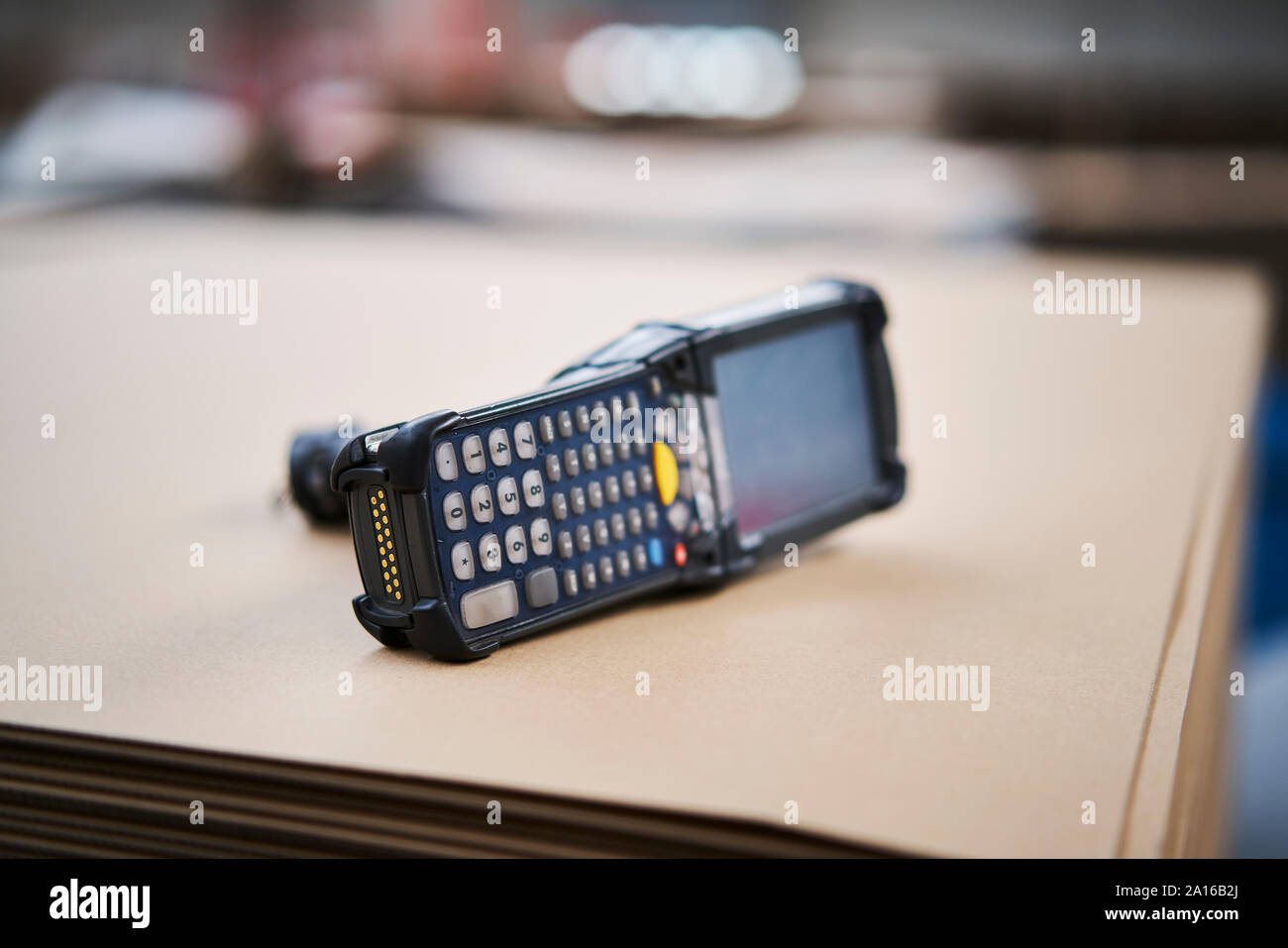 Barcode Scanner liegend auf cardbox in der Factory Stockfoto