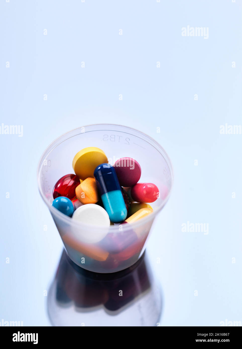 Medizin, Pillen in einem Plastikbecher Stockfoto