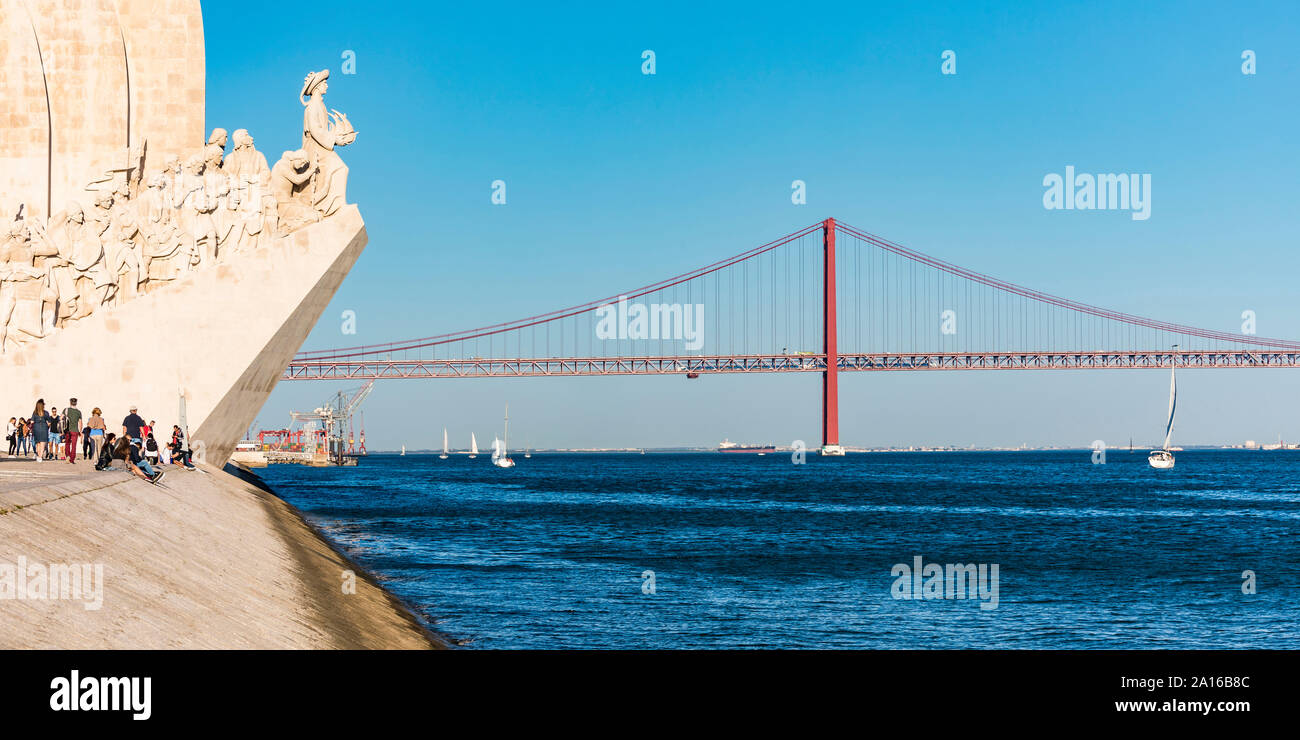 Portugal, Lissabon, Belem, Denkmal der Entdeckungen und 25 de Abril Brücke über den Fluss Tagus Stockfoto