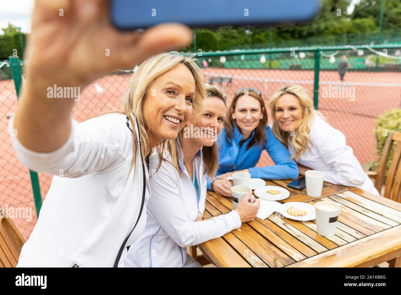 Gruppe von Frauen, die ein selfie am Tennis Club nach einem Spiel Stockfoto