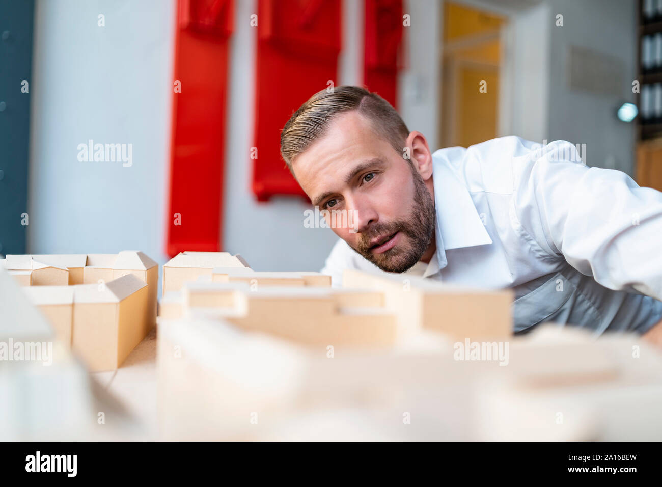Unternehmer im Architekturmodell im Büro suchen Stockfoto