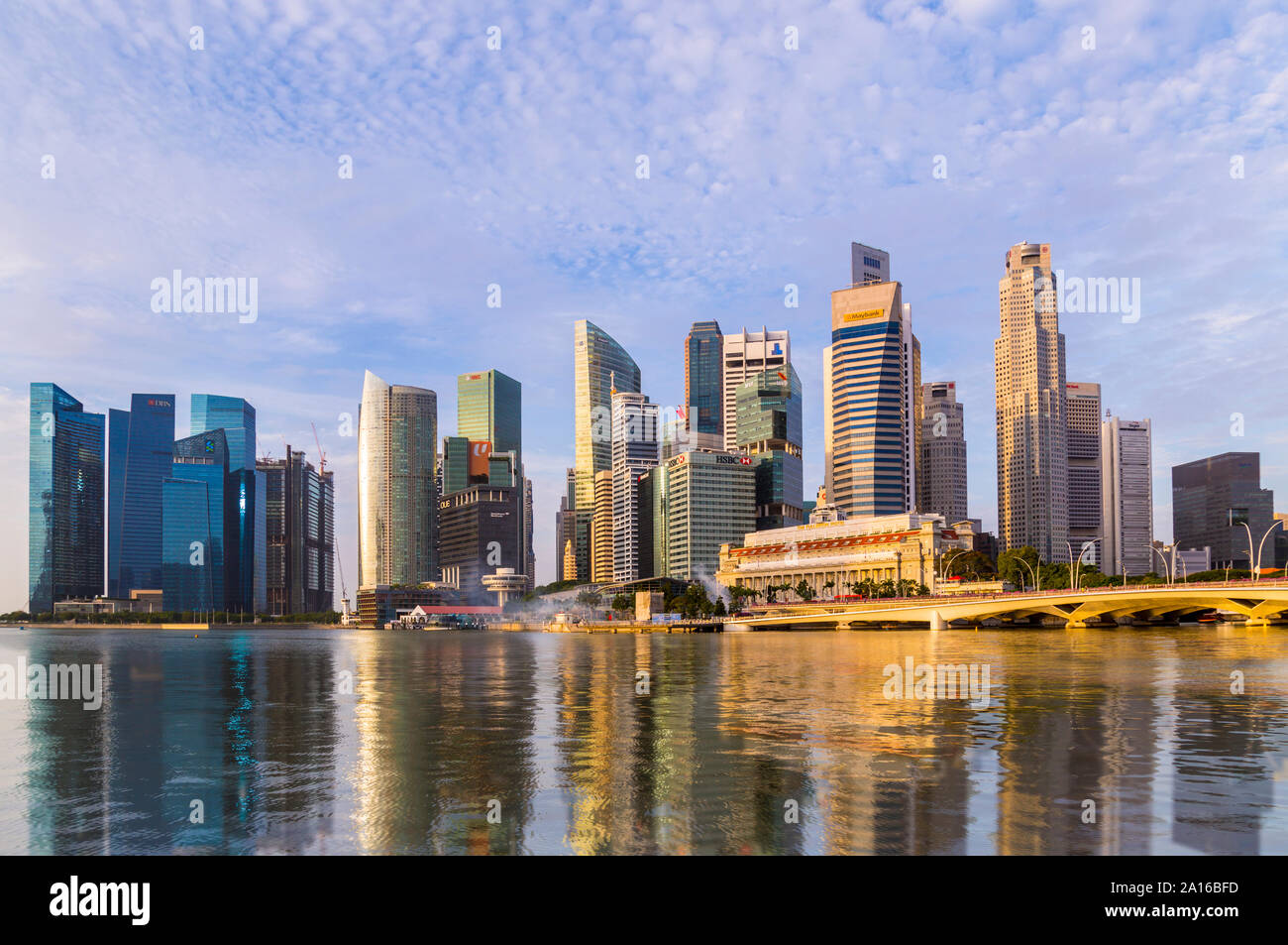 Skyline von Financial District und Marina Bay, Singapur Stockfoto