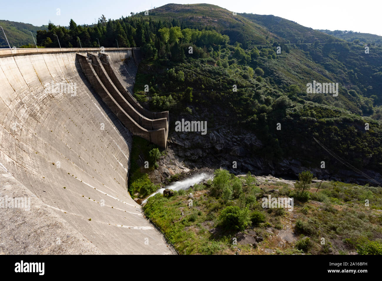 Wasserkraftwerk in Peneda-Geres National Park an einem sonnigen Tag Stockfoto