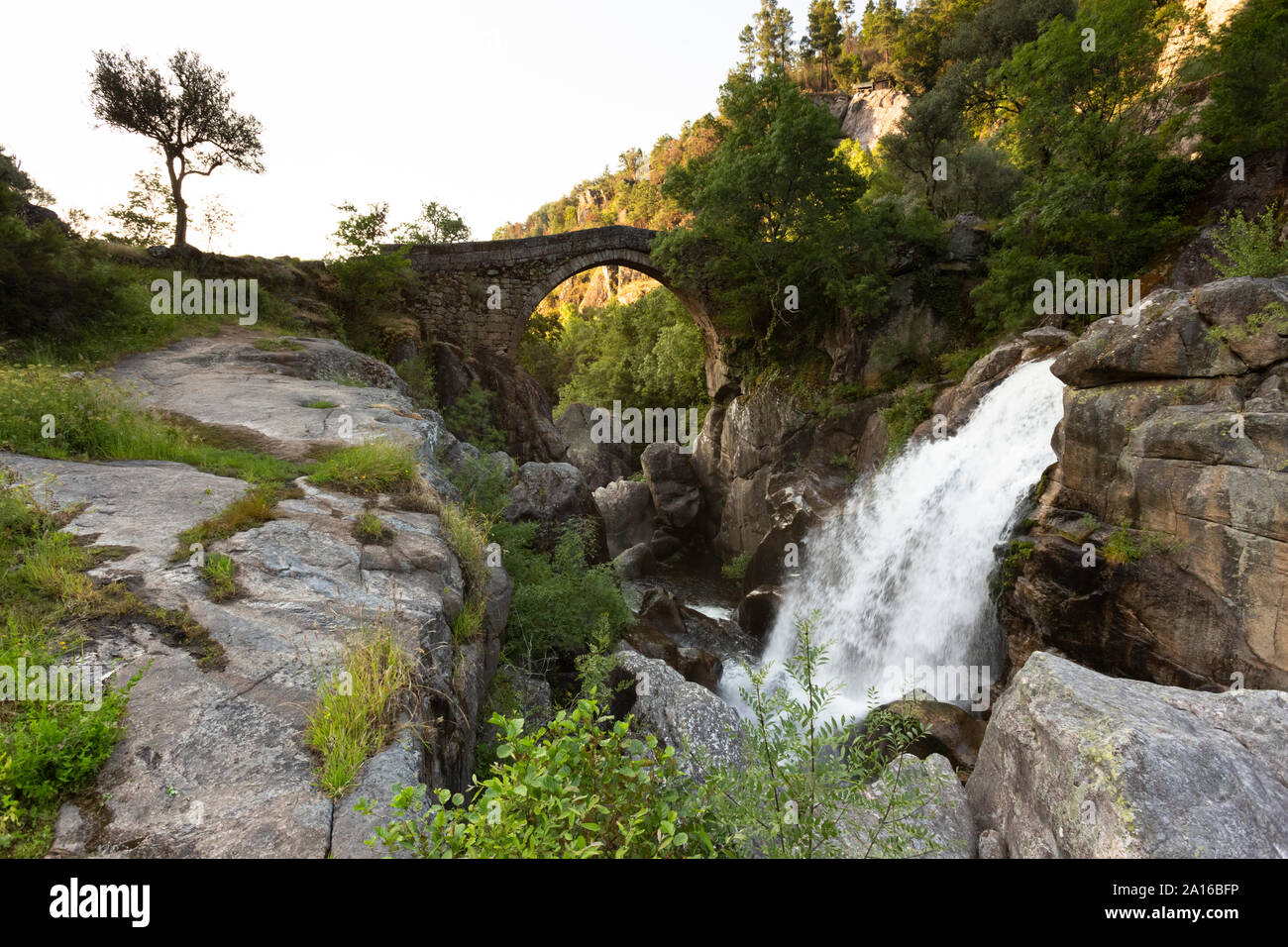 Wasserfall von Ponte da Mizarela in Peneda-Geres National Park Stockfoto