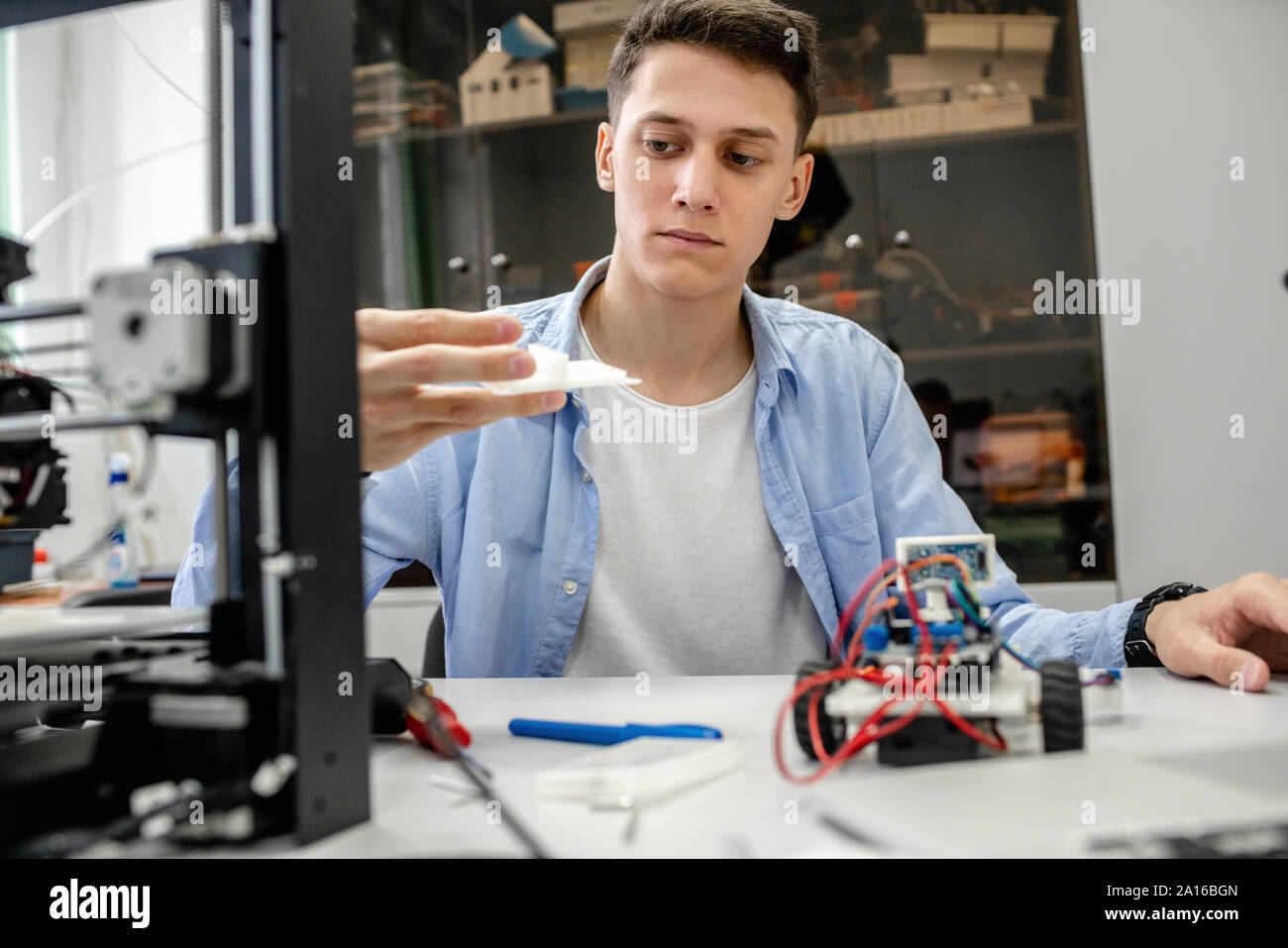 Student, 3D-Drucker, mit Laptop Stockfoto