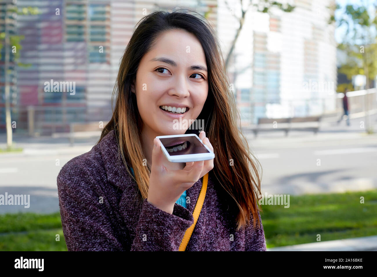 Frau Senden einer Sprachnachricht mit Handy, Barcelona, Spanien Stockfoto