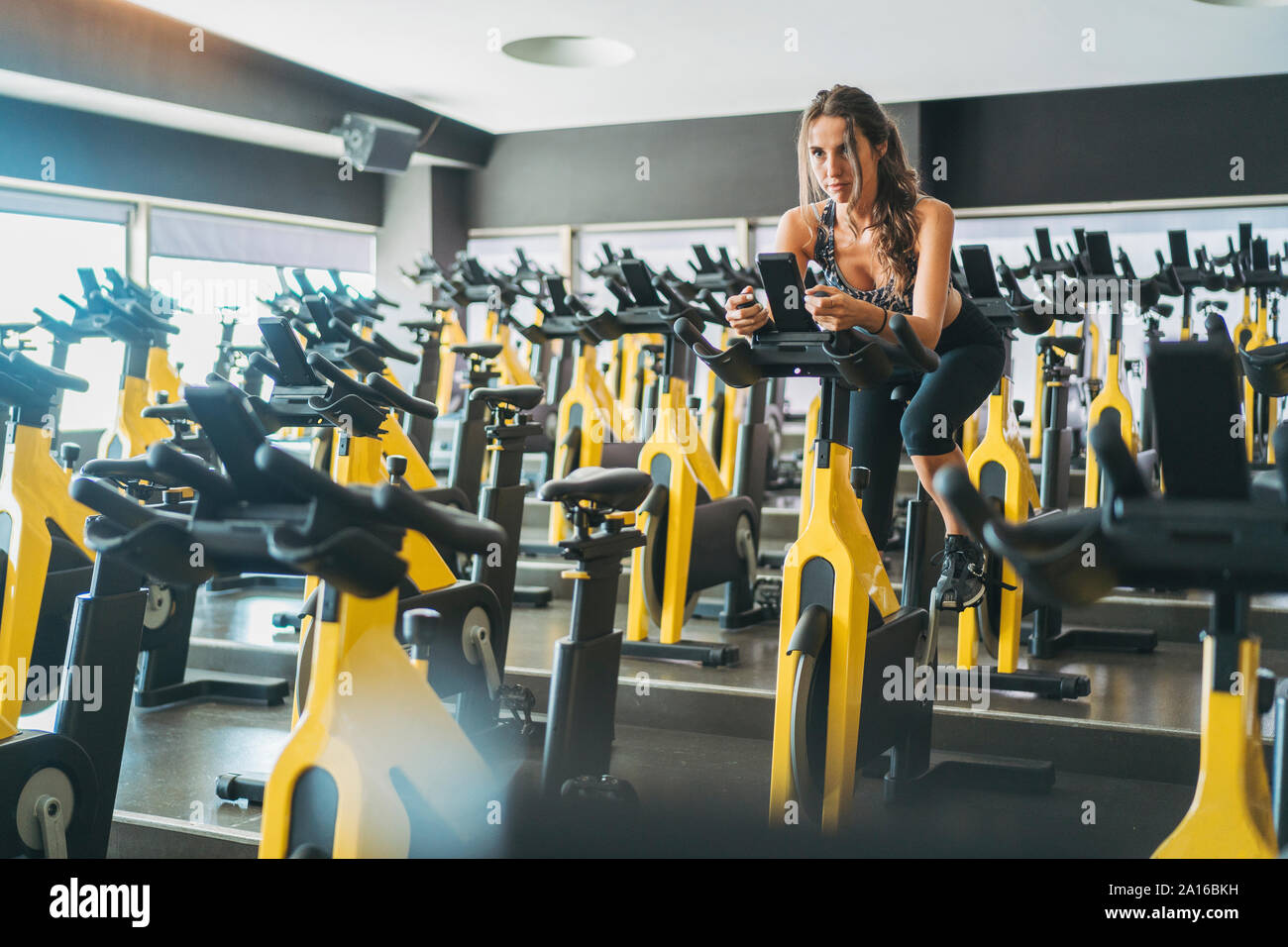 Frau in der Spinnerei Klasse in der Turnhalle Stockfoto