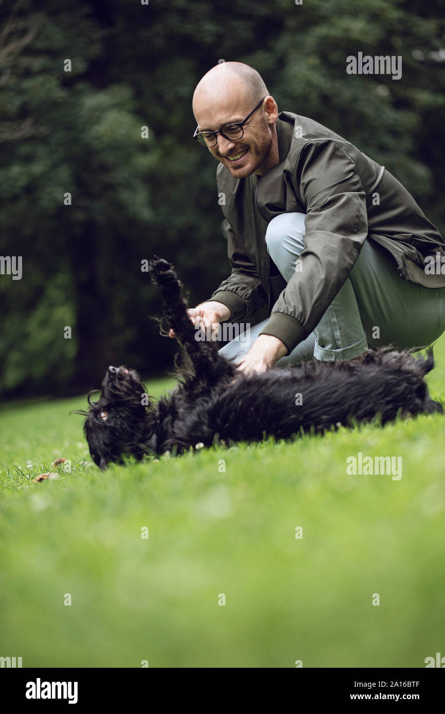 Mann und seinem Hund in einem Park Stockfoto
