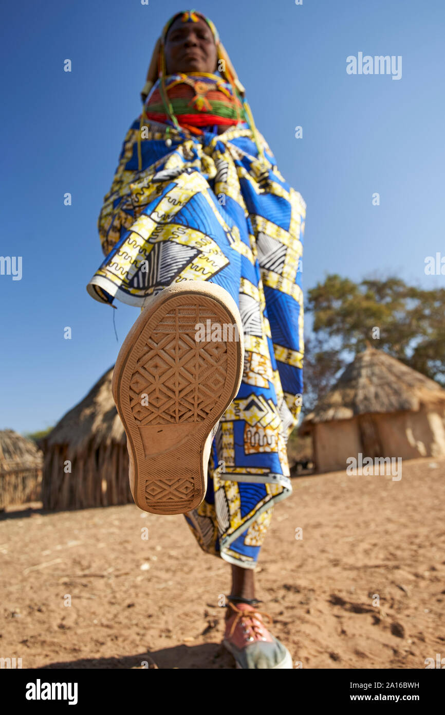 Muhila Frau über auf der Kamera, Kehamba, Chibia zu Schritt, Angola Stockfoto