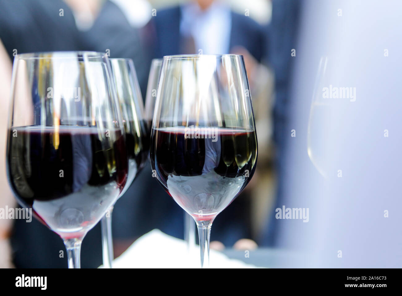 Rotwein in Crystal Tassen Party Stockfoto