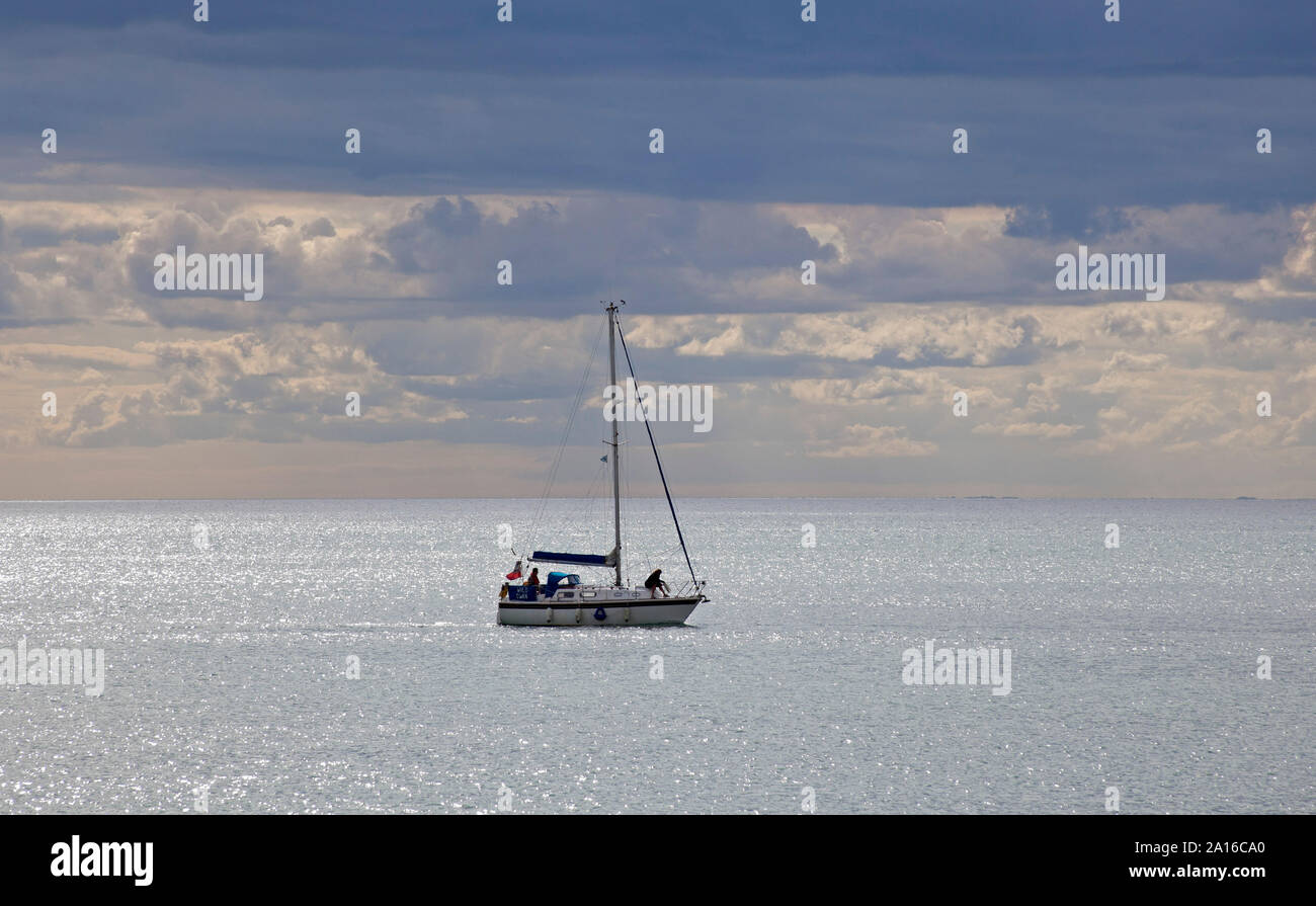Segelyacht überschrift in West Bay, gesehen vom East Cliff Beach, Bridport, Dorset, England, Großbritannien Stockfoto