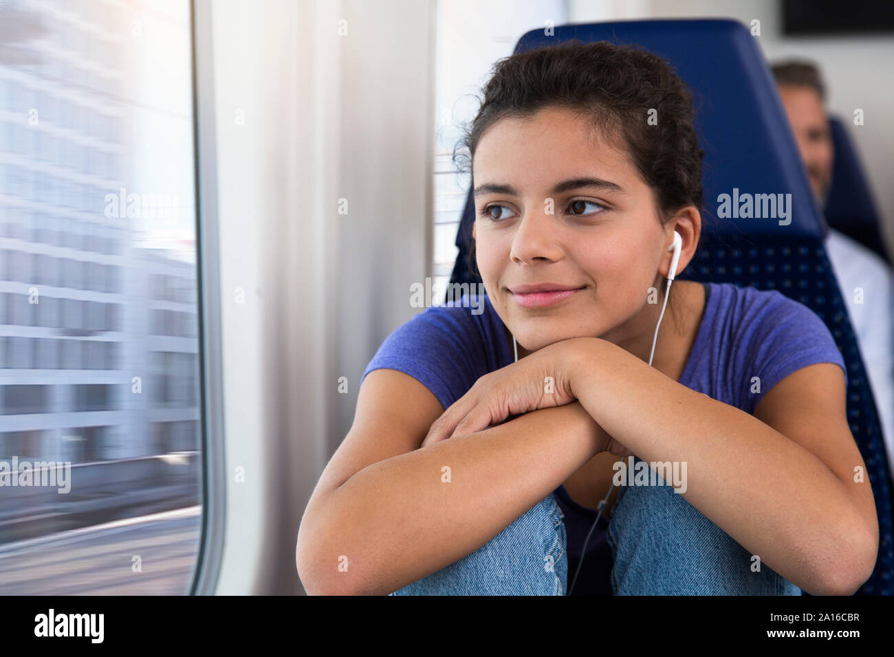 Teenage Mädchen allein mit dem Zug reisen, Musik hören Stockfoto