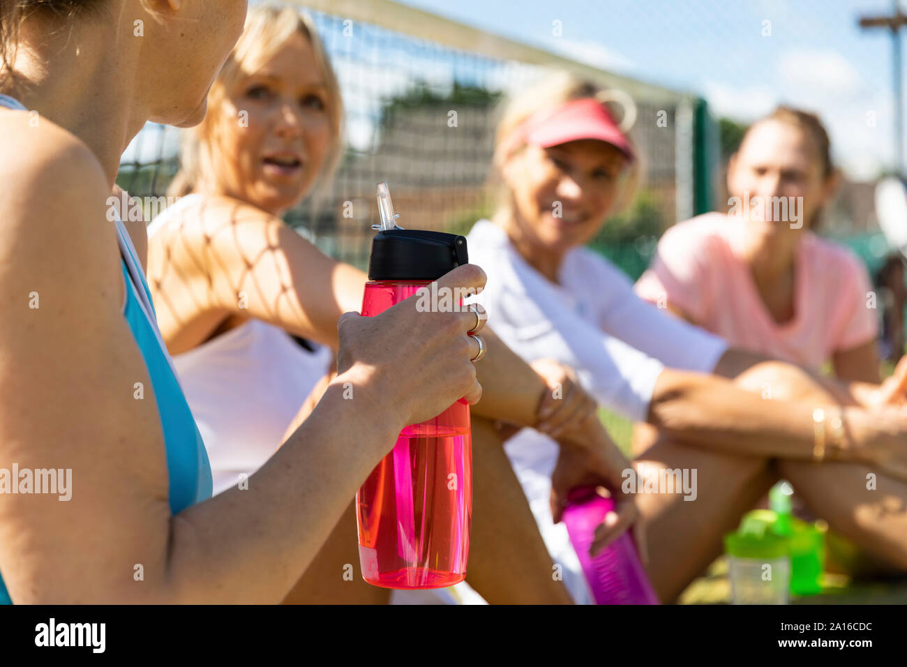 Reife Frauen am Tennis Club sitzen auf Gericht eine Pause vom Spielen Stockfoto