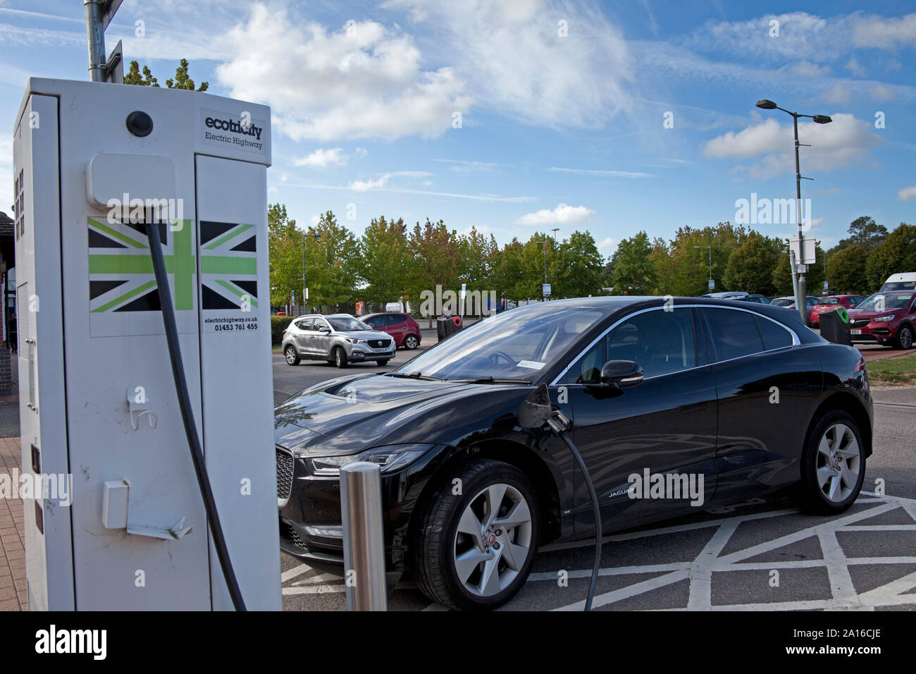 Elektrische Ladestation für Jaguar Elektroauto, Autobahnraststätte, England, Großbritannien Stockfoto