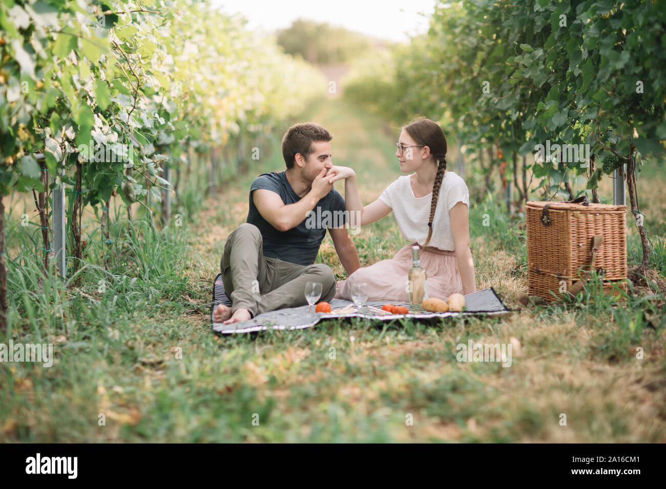 Junges Paar in Liebe mit Picknick in den Weinbergen Stockfoto