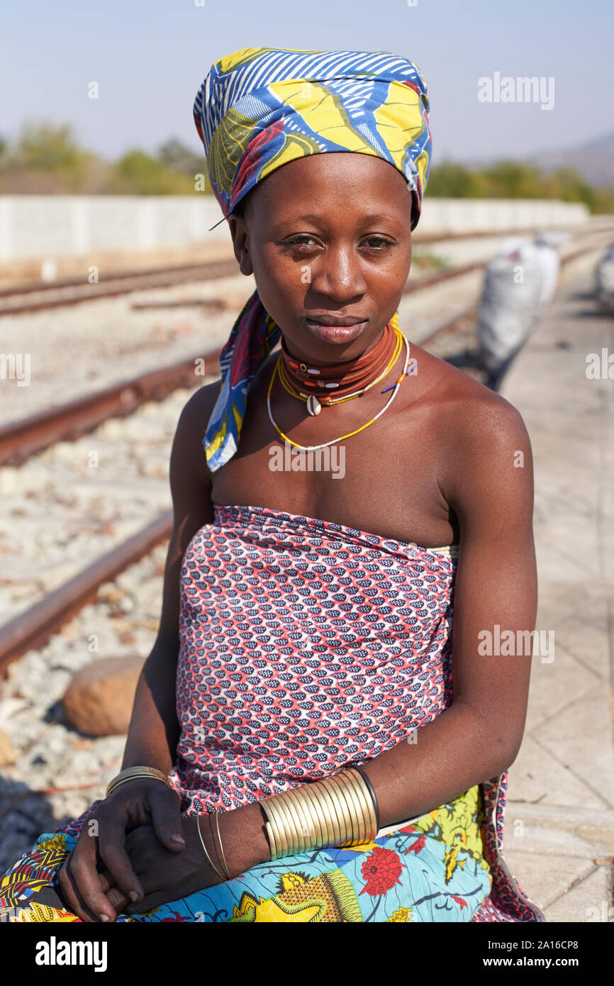 Ndengelengo Frau am Bahnhof, Garganta, Angola. Stockfoto