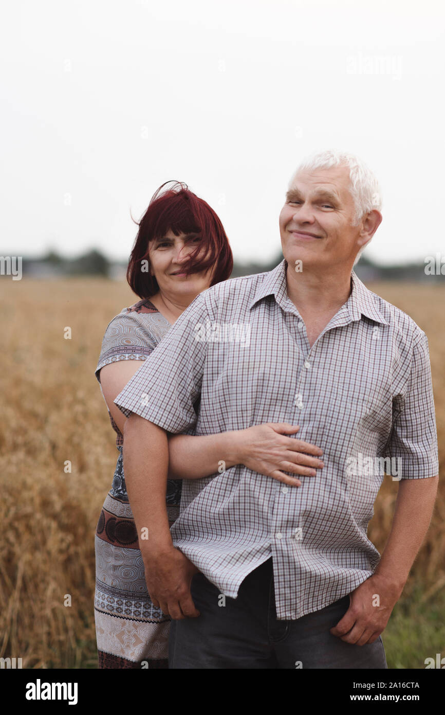 Portrait von Happy senior Paar in der Natur Stockfoto