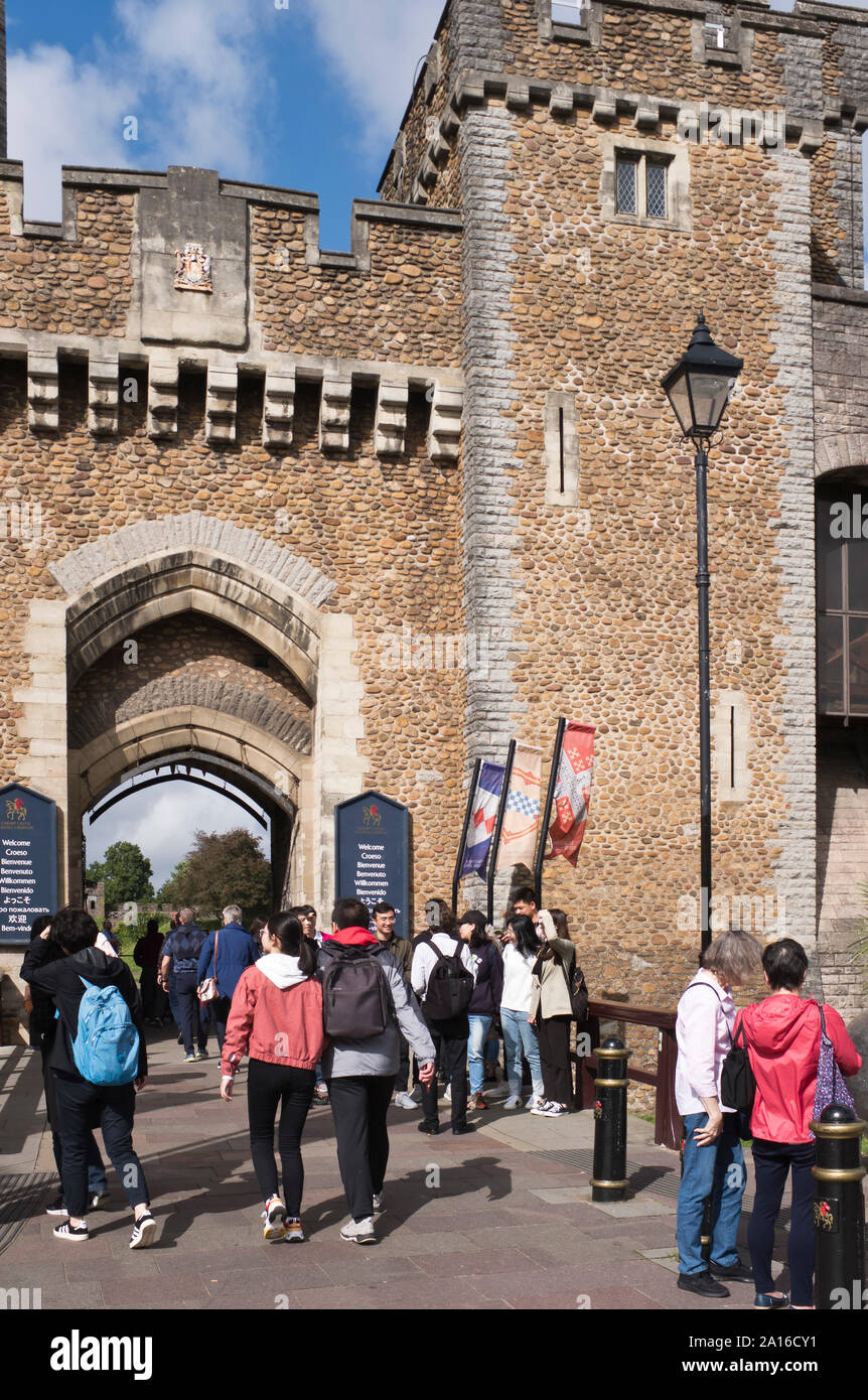 Dh das Schloss von Cardiff Cardiff Wales Touristen Menschen South Gate Eingang zum Schloss außen Stockfoto