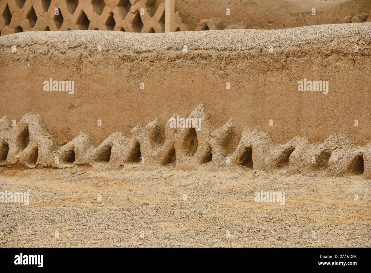 Adobe Schnitzereien an den antiken Ruinen von Chan Chan, Trujillo, Peru Stockfoto