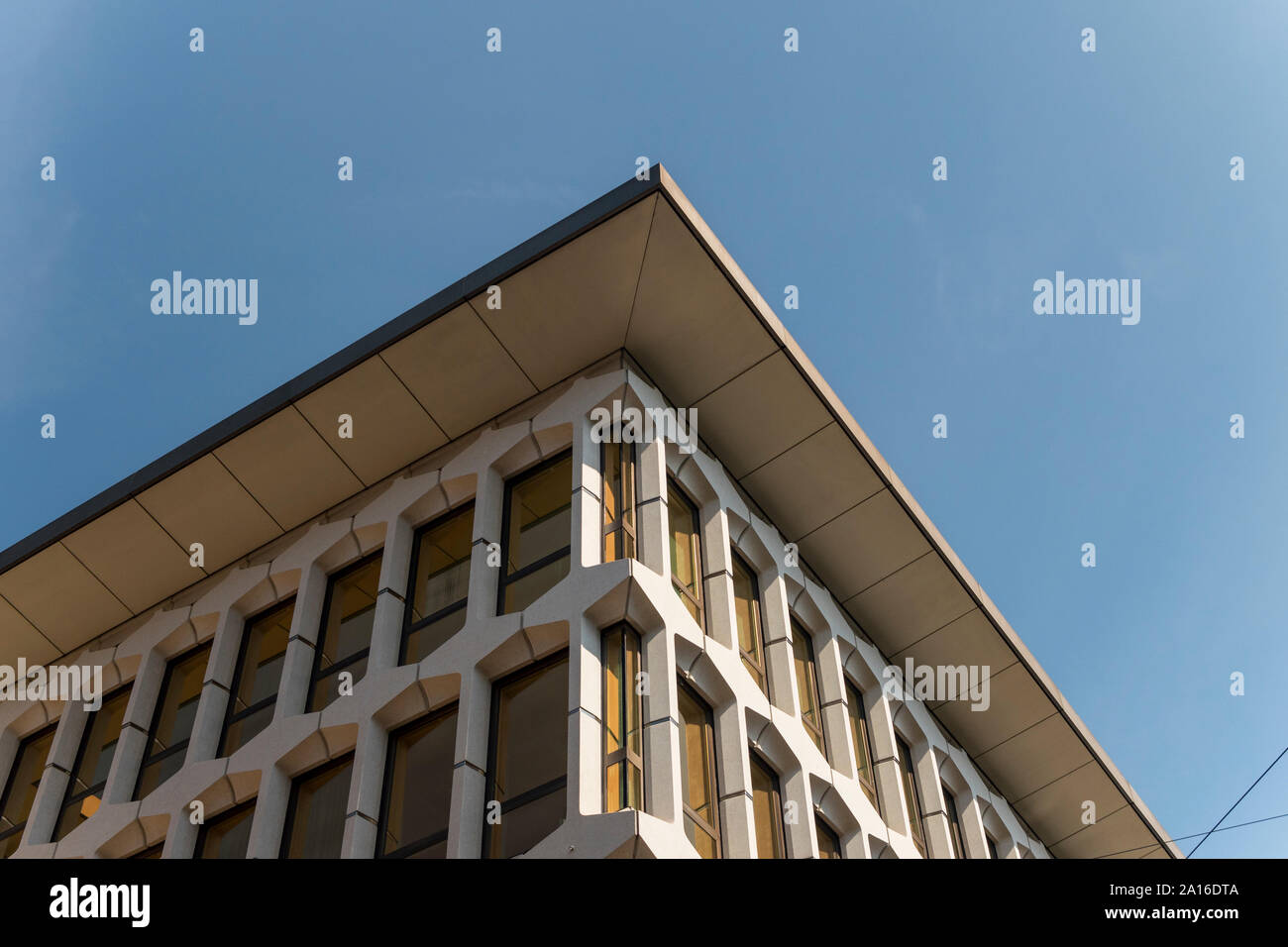 Dachkehlen über verdunkelte Glas in Windows von Luzern, Schweiz Stockfoto