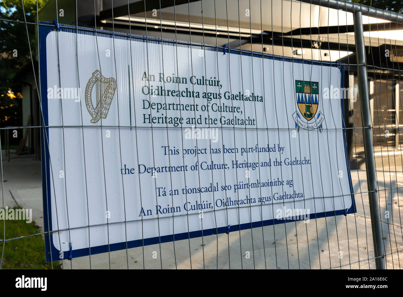 Informationsschild des Ministeriums für Kulturerbe und Gaeltacht Irland auf der Sanierungsbaustelle im Rahmen des Projekts Irland 2040 Stockfoto