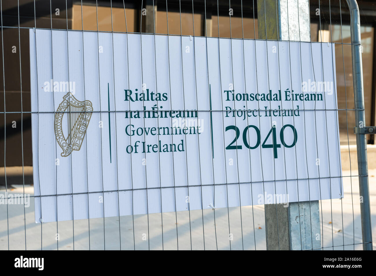 Projekt Irland 2040 von der irischen Regierung zweisprachiges Informationsschild auf einem Zaun auf einer Baustelle in Killarney, County Kerry, Irland Stockfoto