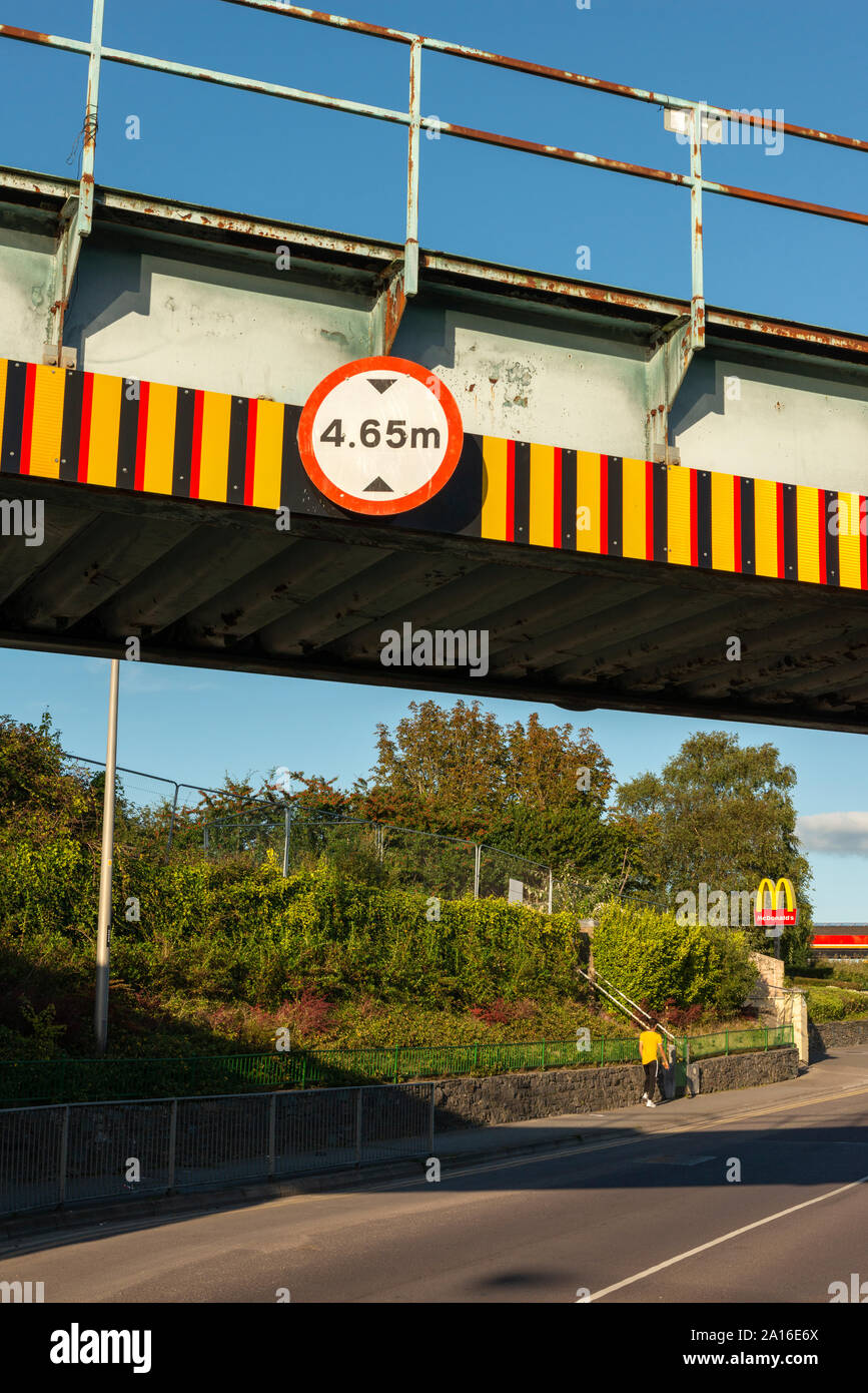 Höhenbeschränkung Bahnbrücke 4,65 m Kopffreiheit Warnschild über der Park Road in Killarney, County Kerry, Irland Stockfoto