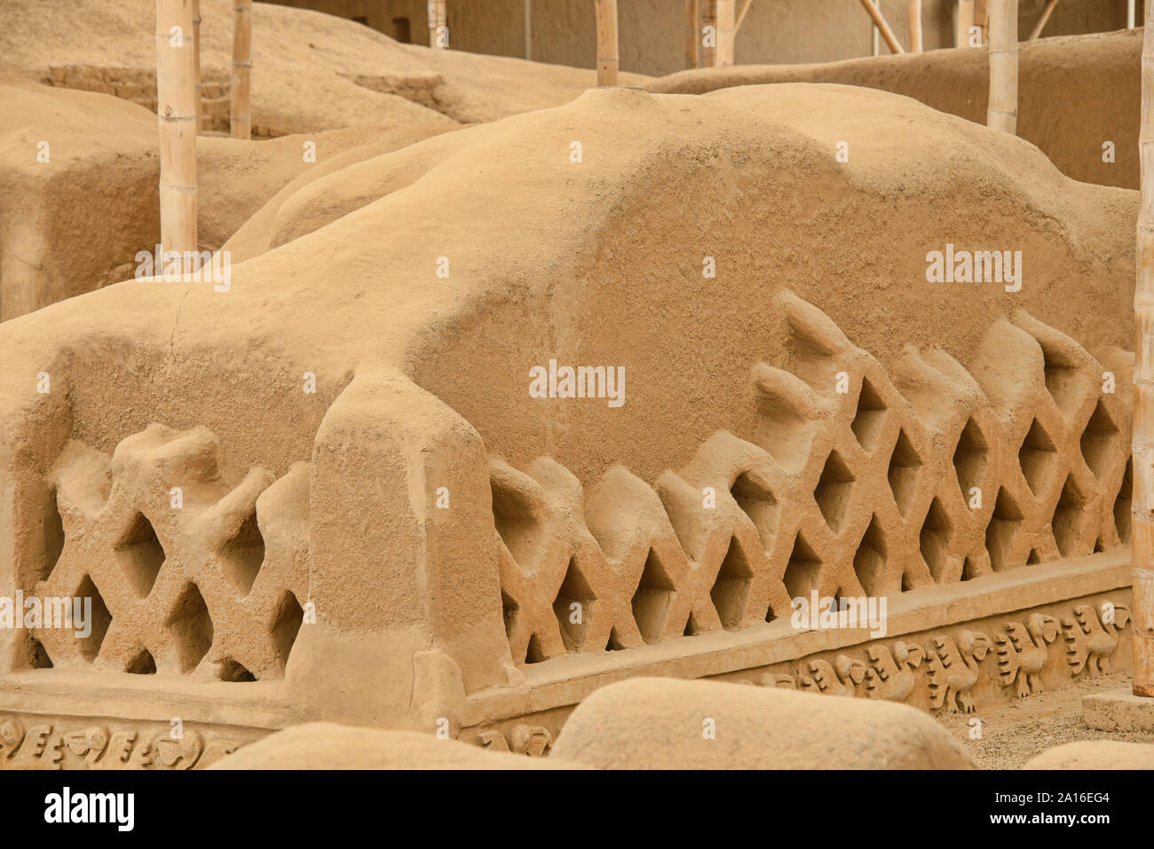 Adobe Schnitzereien an den antiken Ruinen von Chan Chan, Trujillo, Peru Stockfoto