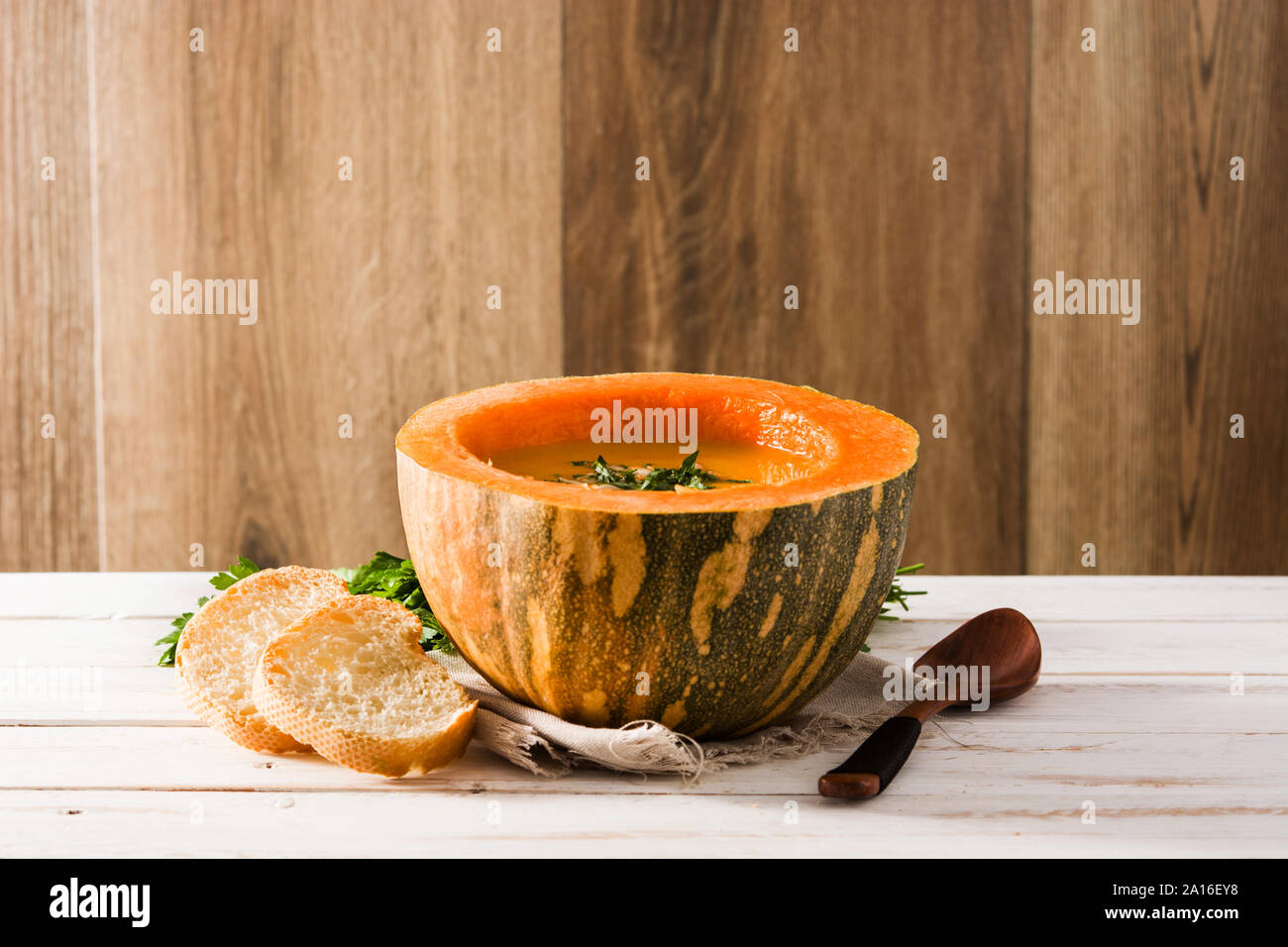 Kürbis und Karotten Suppe auf weiße Holztisch. Herbst essen. Stockfoto