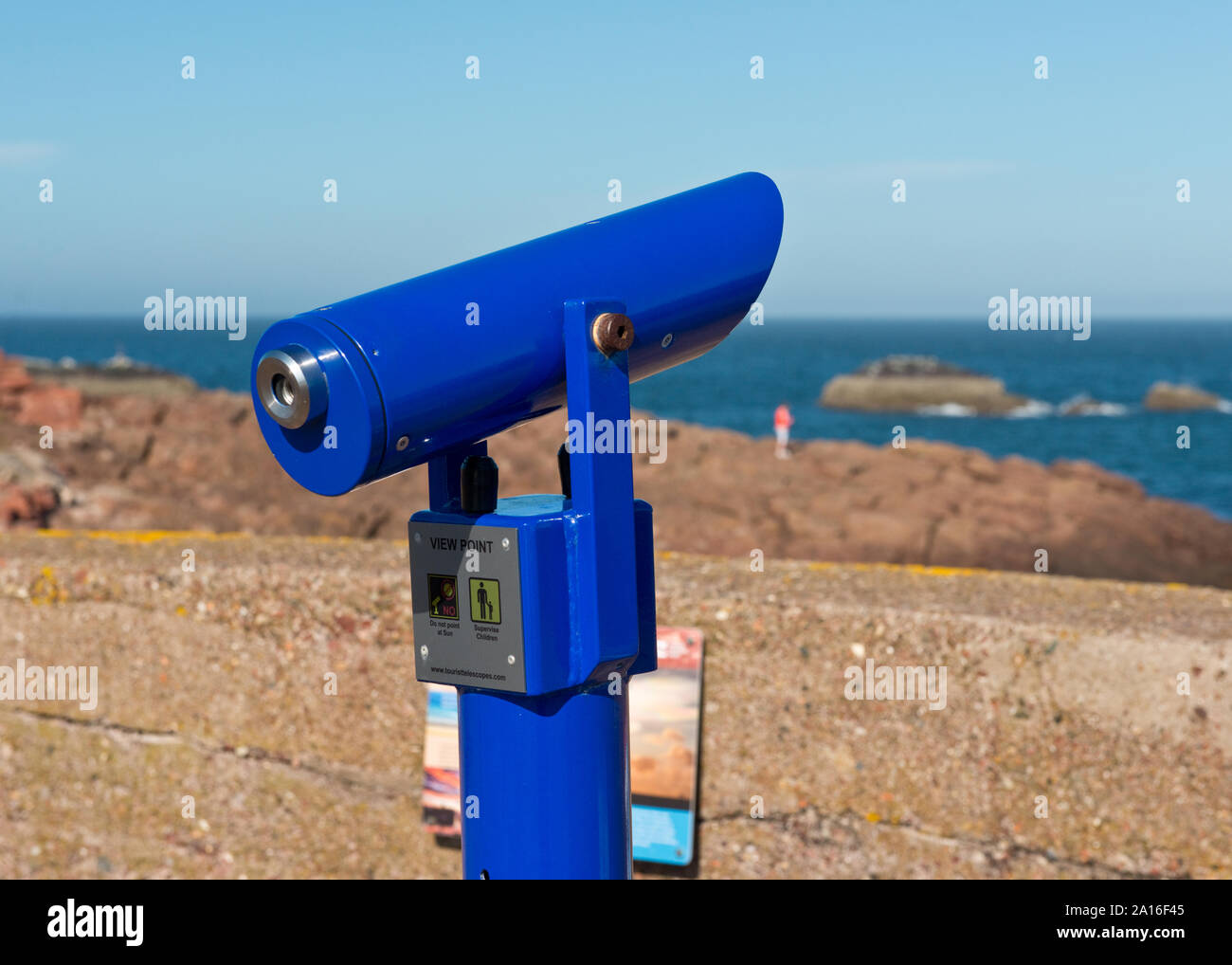 Münz-Teleskop auf Wand von Cromwell Hafen. Dunbar, Schottland Stockfoto