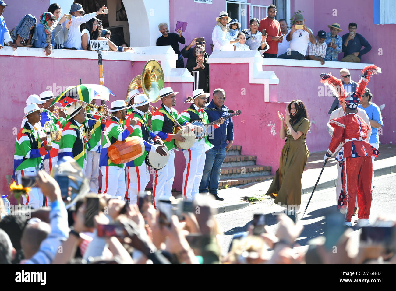 Der Herzog und die Herzogin von Sussex bei einem Besuch der Bo Kaap Gegend von Kapstadt zum Tag des Denkmals, eine Feier der großen Vielfalt der Kulturen, Überzeugungen und Traditionen in Südafrika, am zweiten Tag Ihrer Tour durch Afrika. Stockfoto