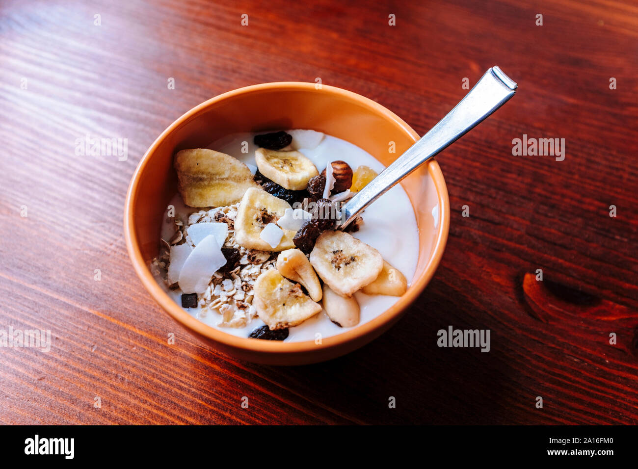 Gesunde Snacks - Getreide mit getrockneten Früchten und Joghurt Stockfoto