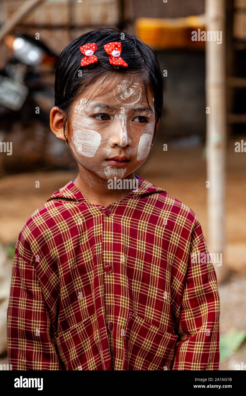 Eine lokale burmesische Kind auf dem wöchentlichen Markt Inthein, See Inle, Shan Staat, Myanmar. Stockfoto