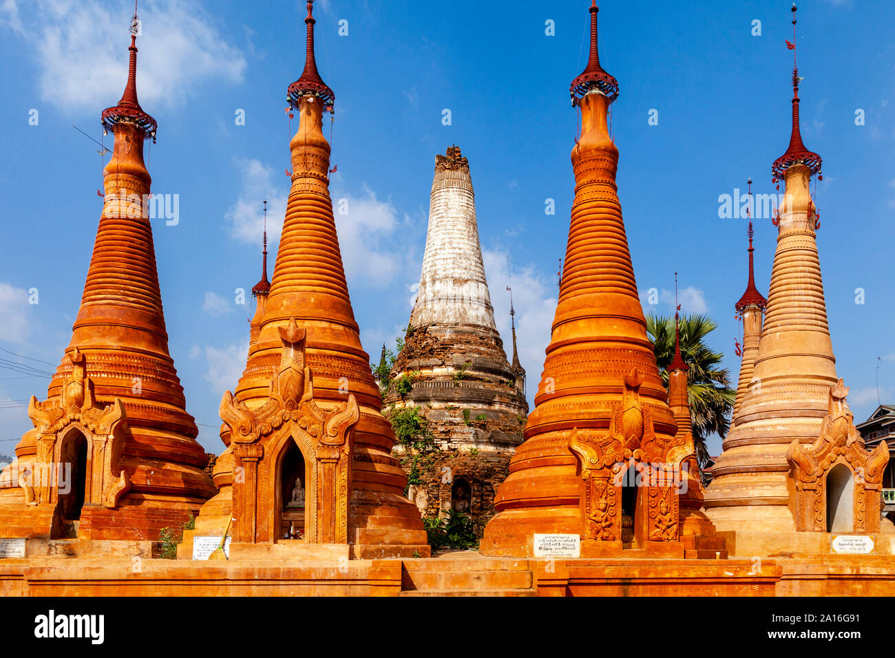 Tempel Schnitzereien, indein Village, Lake Inle, Shan Staat, Myanmar. Stockfoto