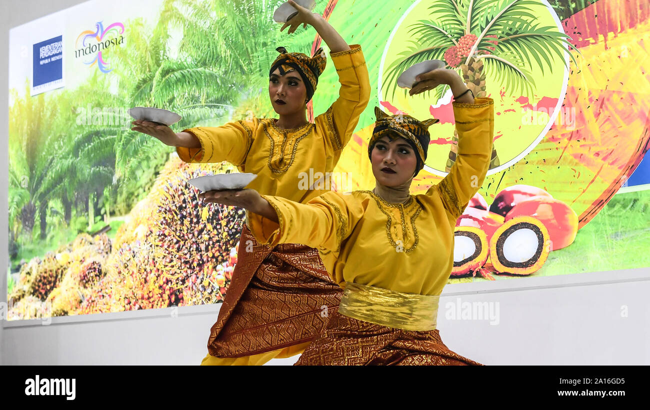Nanning, China Guangxi Zhuang autonomen Region. 23 Sep, 2019. Indonesische Mädchen in Tracht während des 16. China-ASEAN-Expo in Wuhan, der Hauptstadt von South China Guangxi Zhuang autonomen Region, Sept. 23, 2019. Credit: Zhang Ailin/Xinhua/Alamy leben Nachrichten Stockfoto